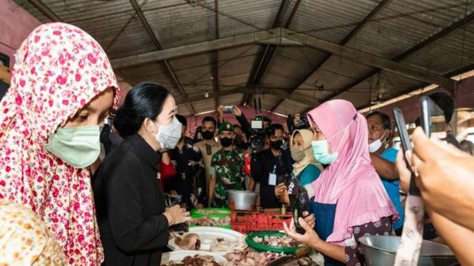 Ketua DPR Puan Maharani mengecek harga pangan di Pasar Jungke Karanganyar