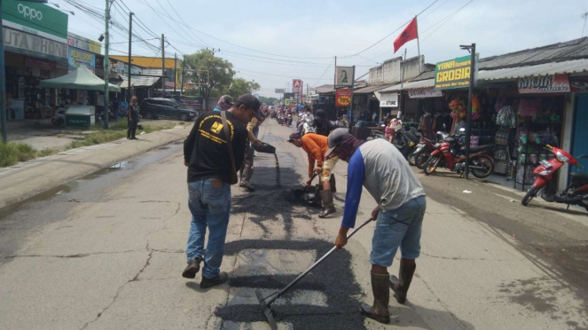 Reparación de carreteras a la regencia de Tangarang.