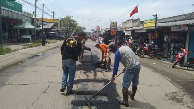 Perbaikan jalan di Kabupaten Tangerang.