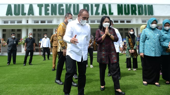 Gubernur Sumut, Edy Rahyamadi saat mendampingi Menteri PPPA, Bintang Puspayoga