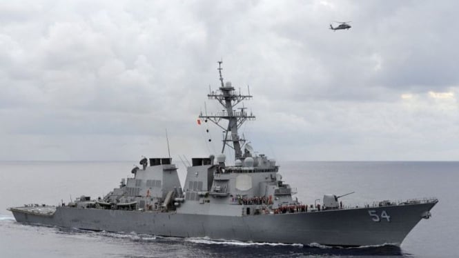 Kapal perusak berpeluru kendali Angkatan Laut AS USS Curtis Wilbur berpatroli di Laut Filipina dalam foto bertanggal 15 Agustus 2013.