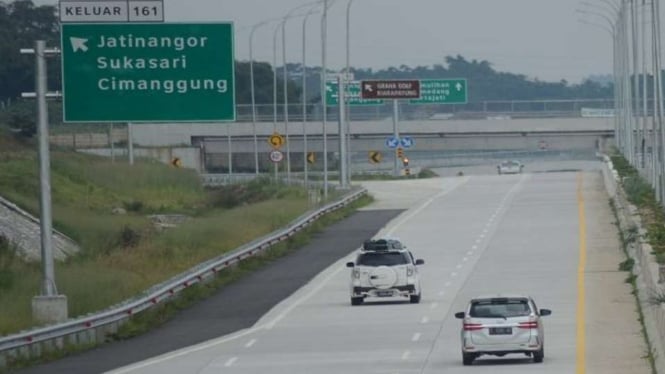 Sejumlah kendaraan pemudik sudah mulai tampak melintas di KM 160 Tol Cisumdawu, 