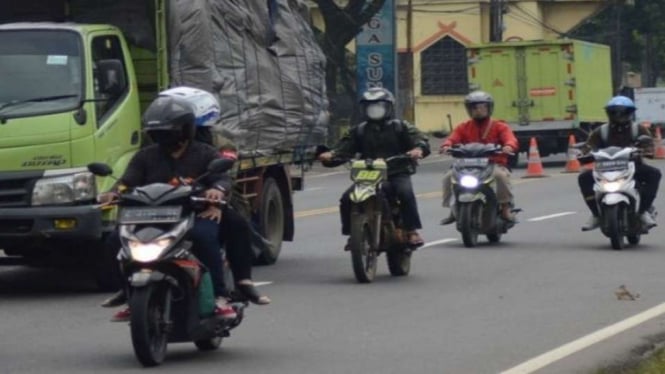 Sejumlah pemudik yang menggunakan sepeda motor mulai melintas di Jalan Raya Nagreg, Kabupaten Bandung, Jawa Barat, Rabu, 27 April 2022.