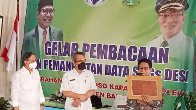 Menteri Desa, Pembangunan Daerah Tertinggal dan Transmigrasi Abdul Halim Iskandar menyerahkan tanda penghargaan kepada Lurah Desa Segoroyoso Bantul dalam Gelar Pembacaan dan Pemanfaatan Data SDGs Desa di balai desa setempat, Rabu, 27 April 2022.