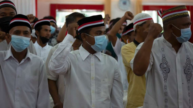 Sejumlah warga Kabupaten Dharmasraya, Sumatera Barat, mantan anggota Negara Islam Indonesia (NII) saat upacara mencabut baiat keanggotaan mereka dan berikrar untuk setia kepada NKRI, di auditorium kantor Bupati Dharmasraya, Kamis, 27 April 2022.