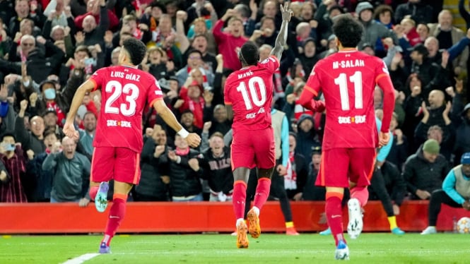 Trio penyerang Liverpool merayakan gol