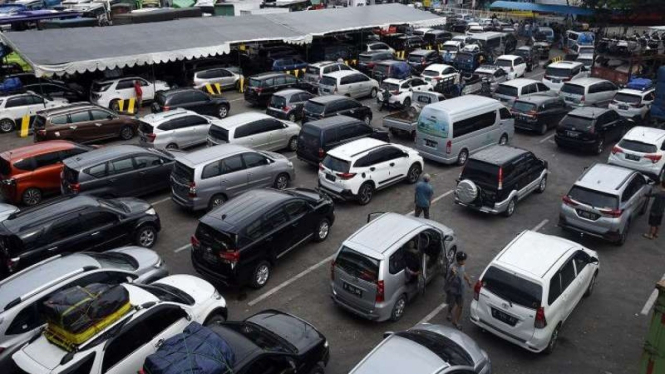 Ratusan kendaraan yang akan menyeberang ke Sumatera terjebak macet di Merak