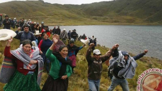 Masyarakat Peru memprotes penambangan di wilayah bagian Cajamarca, Peru