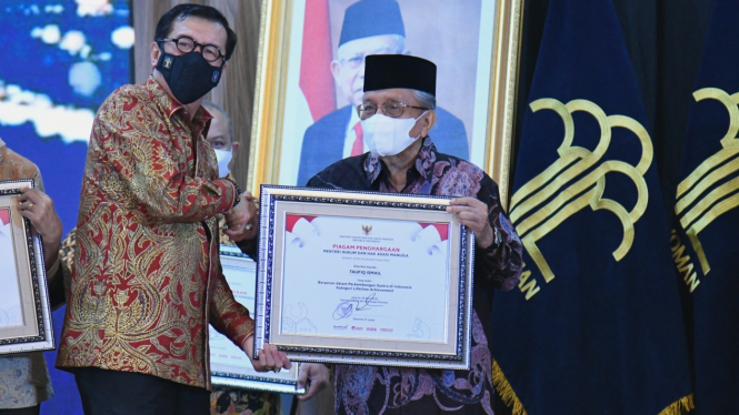 Yasonna H. Laoly memberikan penghargaan lifetime achievement pada Taufiq Ismail