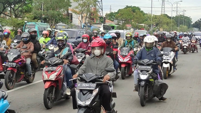 Pemudik motor mulai padati jalur Pantura Cirebon.