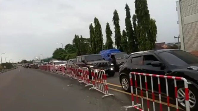 Kemacetan Parah Pemudik menuju Pelabuhan Merak di Jalan tol Tangerang-Merak.