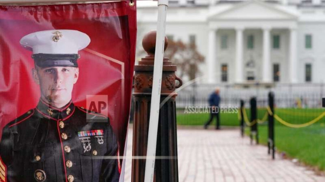 Foto Trevor Reed veteran marinir AS yang ditahan Rusia dipampang di Washington 