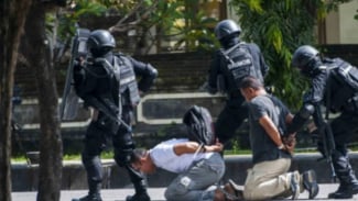 Aksi Menegangkan Polisi Gerebek Pelaku Pencurian Emas Setengah Miliar di Bangka