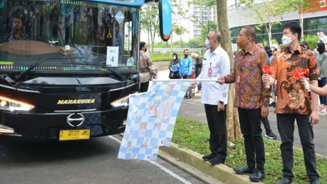 Bupati Tangerang Ahmed Zaki Iskandar melepas mudik gratis