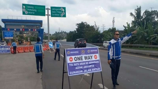 Pemberlakuan one way jalan tol Cipali hingga GT Kalikangkung