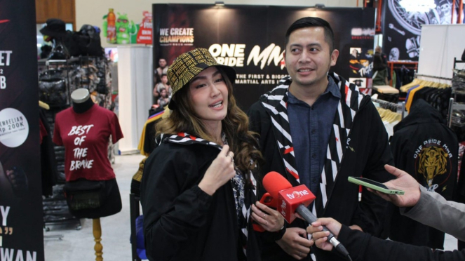 Presenter One Pride MMA, Intan Saumadina dan Iwan Sukmawan di JakCloth Senayan
