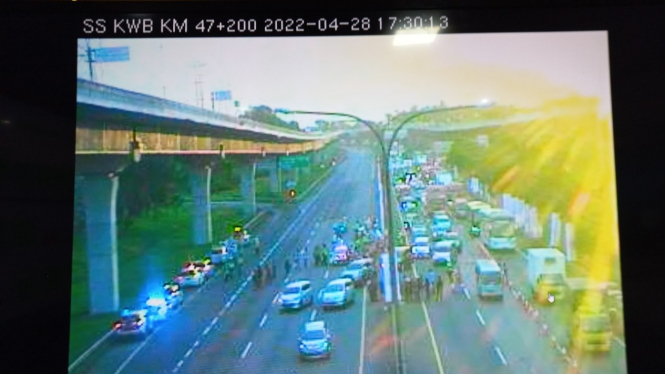 Kondisi tol Jakarta Cikampek pada Kamis petang, 28 April 2022.