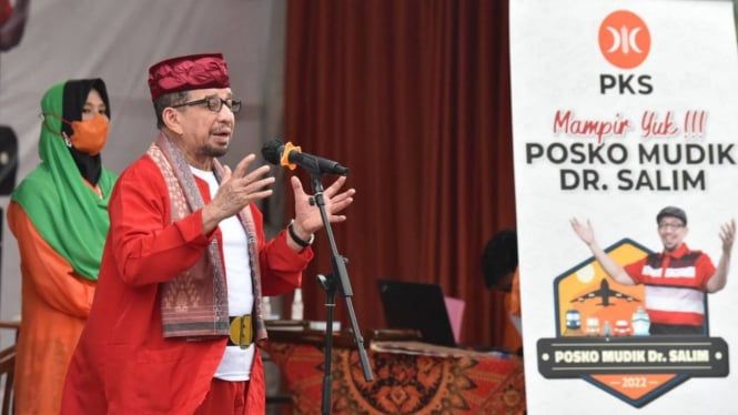 Ketua Majelis Syuro PKS Salim Segaf Aljufri saat di posko mudik PKS.