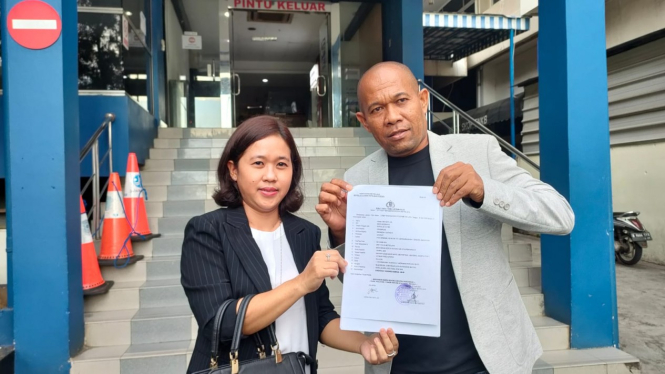 Seorang pengacara wanita bernama Herni Dwiyanti melaporkan pengacara kondang Hotman Paris Hutapea ke Polda Metro Jaya.