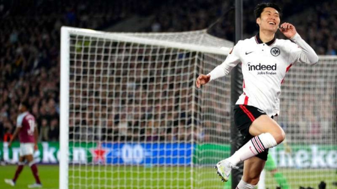 Pemain Eintracht Frankfurt, Daichi Kamada rayakan gol.