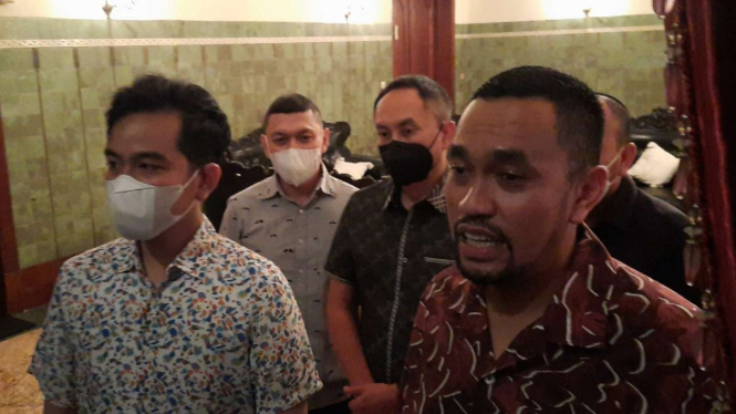 Wali Kota Solo Gibran Rakabuming dan Politikus Nasdem Ahmad Sahroni.