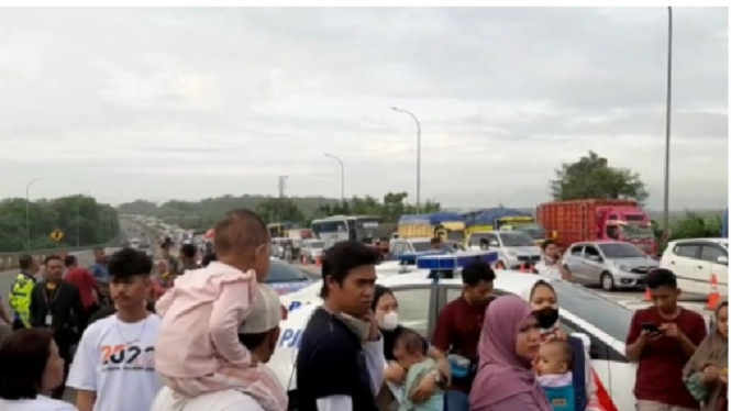 Kondisi pemudik arah Jakarta terjebak di Tol Cipularang