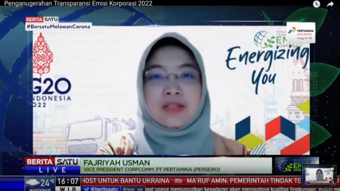 VP Corporate Communication Pertamina Fajriyah Usman memberikan ucapan terima kasih mewakili Pertamina atas dua penghargaan yang diterima Pertamina pada ajang Penghargaan Transparasi Emisi Korporasi 2022 yang diselenggarakan pada Jumat (22/04).