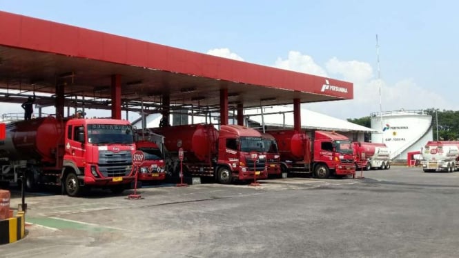 Truk-truk tangki BBM milik Pertamina di Depo Pertamina Kota Malang, Jawa Timur, bersiaga untuk menjamin ketersediaan bensin menjelang hari raya Idul Fitri, Kamis, 28 April 2022.