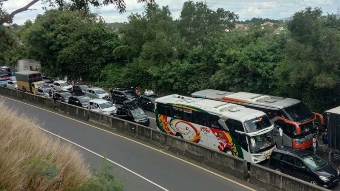 Kendaraan-kendaraan di ruas tol Tangerang-Merak tidak bergerak, berdasarkan pantauan di KM96.200 arah Merak, pukul 14.30 WIB, Jumat, 29 April 2022.