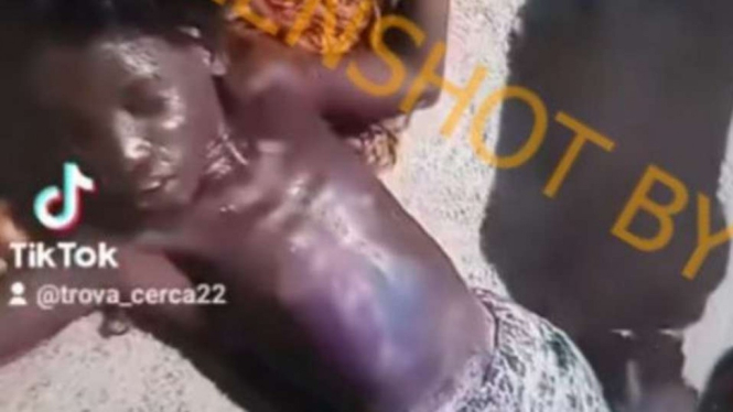 Tangkapan layar (screenshot) unggahan video oleh akun TikTok Trova_cerca22, pada 11 Aprlil 2022, yang memperlihatkan sosok makhluk yang diklaim sebagai putri duyung terdampar di pantai Afrika.