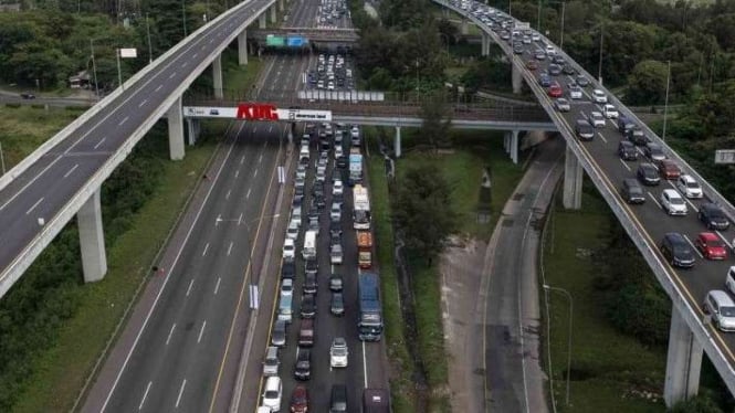 Sejumlah kendaraan memadati ruas jalan tol Jakarta-Cikampek.