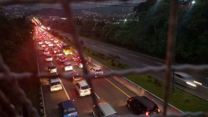 Antrean kendaraan mengular di Km 422 tol dalam Kota Semarang dari arah Jakarta, Jumat, 29 April 2022, akibat kontur jalan menanjak.
