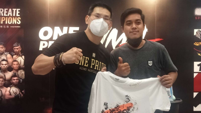 Rudy Ahong Gunawan Bersama Penggemar di One Pride Sportswear