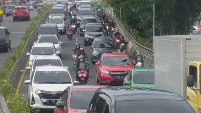 Kemacetan lalu lintas di jalur mudik Gombel, Semarang, Jawa Tengah, Jumat, 29 April 2022.