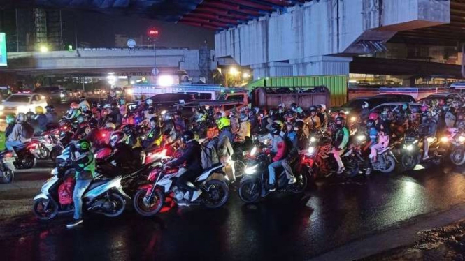 Kepadatan lalu lintas mudik di Simpang BCP Kota Bekasi, Jawa Barat, Jumat malam, 29 April 2022.