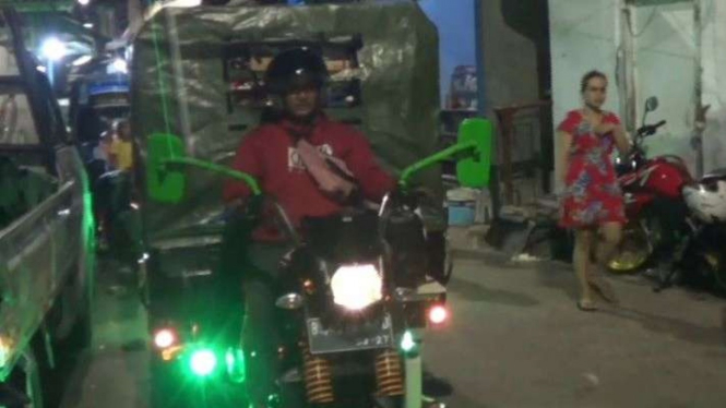 Warga asal Ancol, Nur Galih (49 tahun), mengemudikan gerobak sepeda motor untuk membawa rekan dan keluarga mudik ke Pemalang, Jawa Tengah, dari Pademangan, Jakarta Utara, Jumat malam, 29 April 2022.