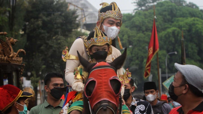 Wali Kota Solo Gibran Rakabuming Raka dan putra sulungnya Jan Ethes Srinarendra memperingati Hari Tari Sedunia pada, Jumat, 29 April 2022, dengan mengikuti kirab Solo Menari 2022.