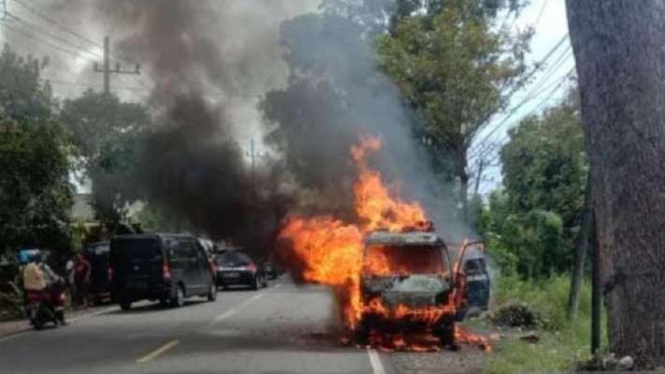 Mobil Suzuki Carry terbakar di jalur mudik Torjun, Sampang, Jawa Timur, Jumat, 29 April 2022.