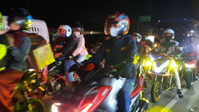 Sejumlah pemudik roda dua dan roda arah Merak sekitarnya terpantau ramai di ruas jalan arteri Tangerang-Serang.