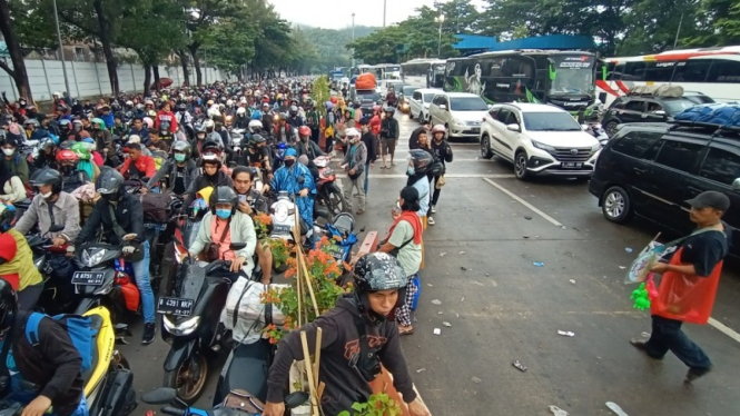 Antrean panjang di menuju Pelabuhan Merak saat puncak arus mudik Lebaran 2022.