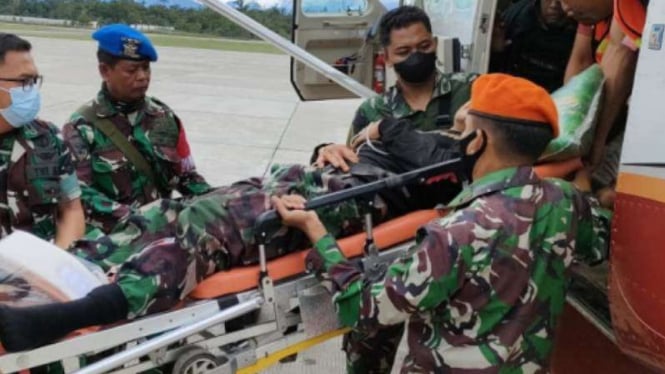 Prajurit TNI korban penembakan saat dievakuasi.