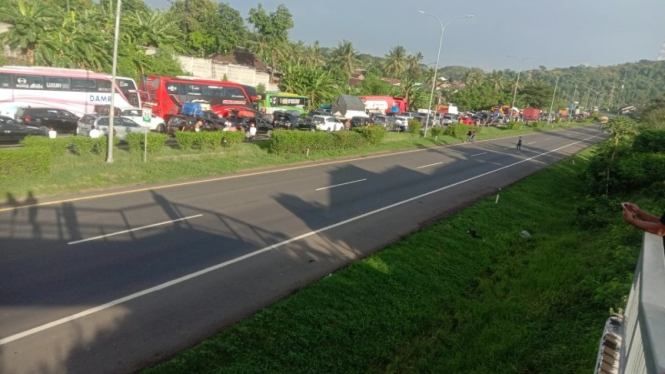 Kemacetan panjang masih terus terjadi di jalan menuju Pelabuhan Merak, Kota Cilegon, Banten.