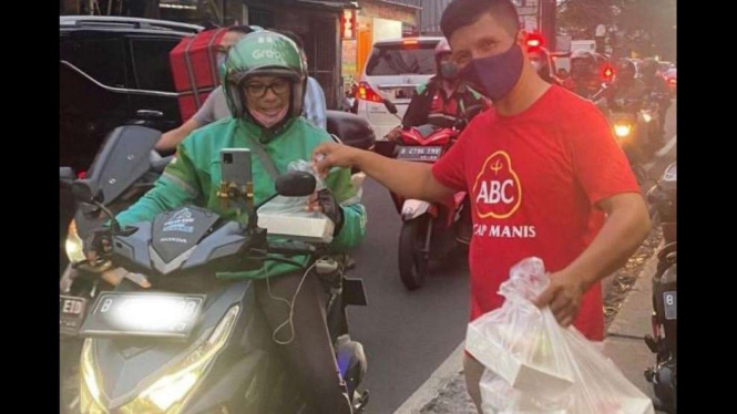 Kegiatan buka puasa bersama Kecap ABC dan Ojol.