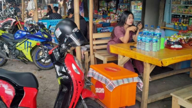 Deretan warung di Jalur Gentong, Kecamatan Kadipaten, Kabupaten Tasikmalaya.