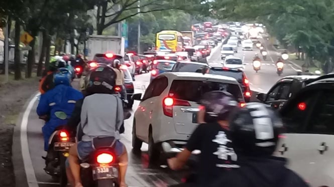 Jalan Perintis Kemerdekaan Semarang Macet hingga lebih dari 6 Km imbas one way tol yang diperpanjang sampai Bawen.