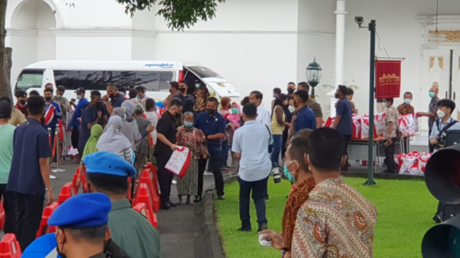Presiden Jokowi bagi paket sembako di Gedung Agung Yogyakarta.