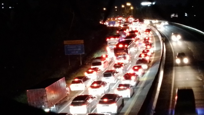 Kemacetan di jalan tol Banyumanik Semarang, Sabtu malam 30 April 2022.