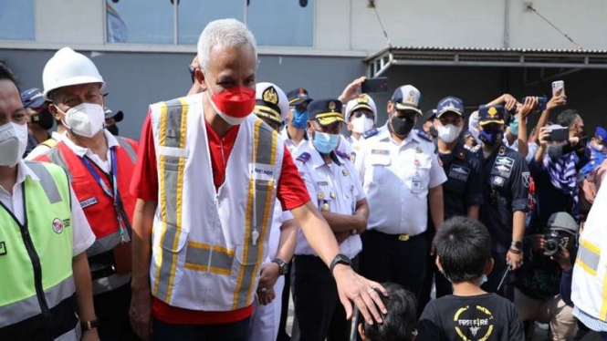 Gubernur Jawa Tengah Ganjar Pranowo menyapa ribuan pemudik via kapal
