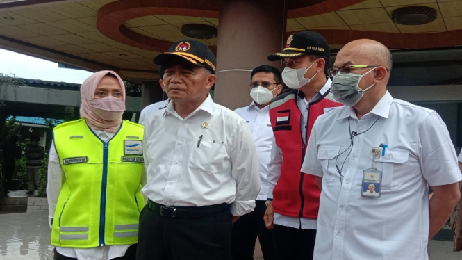 Menko PMK Muhadjir Effendy saat meninjau arus mudik di Pelabuhan Merak, Sabtu