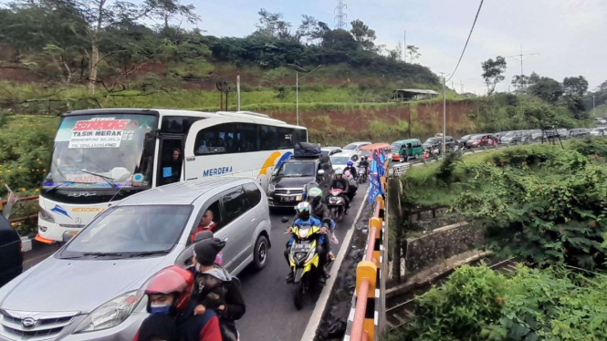 Pemudik padati lingkar gentong Tasikmalaya, Jawa Barat.